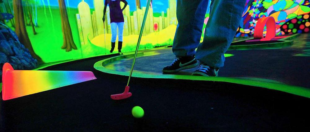 Alles so schön bunt hier: die Schwarzlicht-Minigolfanlage in Kreuzberg.