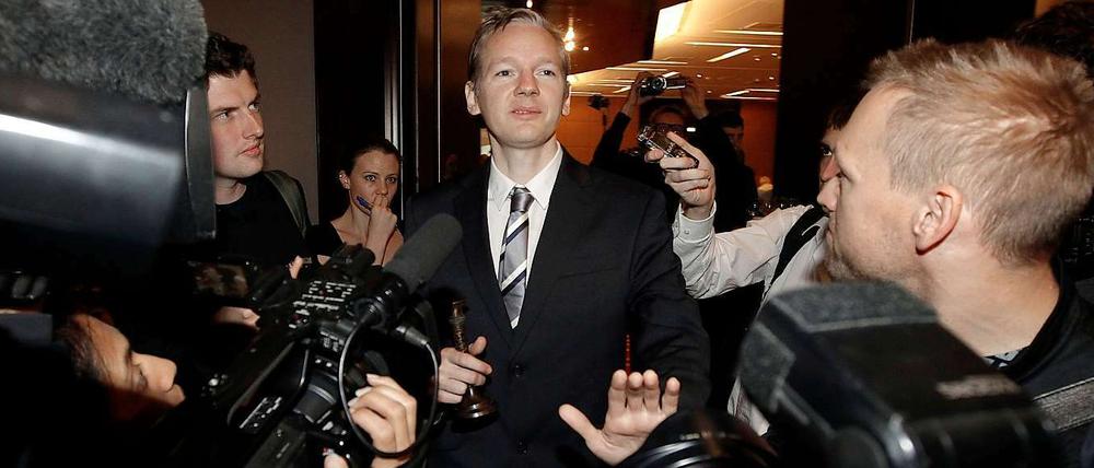 Auf einer Pressekonferenz in London verteidigte Wikileaks-Gründer Julian Assange die Veröffentlichung von geheimen US-Militärdaten gegen Kritik aus Washington.