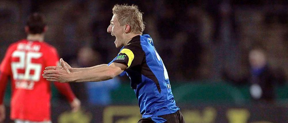 Befreiungsschlag ins Glück: TuS-Kapitän Michael Stahl feiert seinen Treffer zum 1:0.
