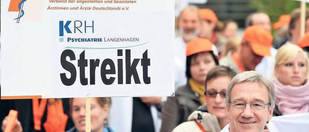 Protest. In diesem Sommer forderten die Klinikärzte mehr Gehalt und eine bessere Bezahlung der Bereitschaftsdienste. Foto: ddp