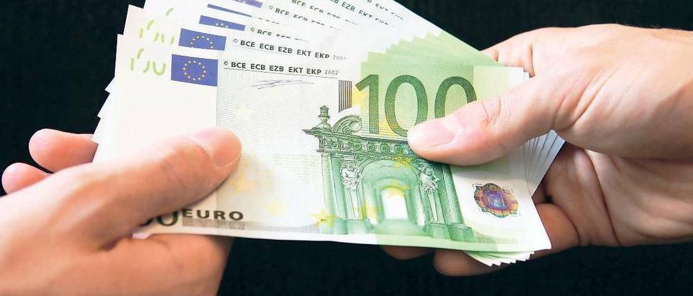 Wer zahlt wem? Die Organisation Transparency International stellte den Korruptionsindex vor. Deutschland zählt zu den Ländern mit der geringsten Vorteilsnahme. Foto: dpa