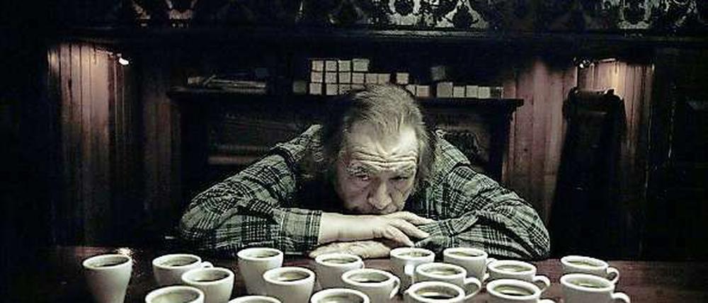 Brian Cox spielt einen versoffenen, menschenfeindlichen Barkeeper.