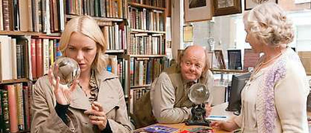 Naomi Watts (l.) und Gemma Jones (r.) in dem Drama "Ich sehe den Mann Deiner Traeume" von Woody Allen. Der Film läuft am 2. Dezember in den deutschen Kinos an.