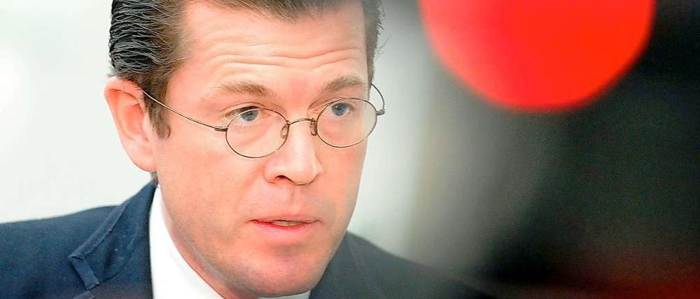 Stop. Karl-Theodor zu Guttenberg ist für sein Tempo bekannt. Das kann ihn jetzt nicht retten.