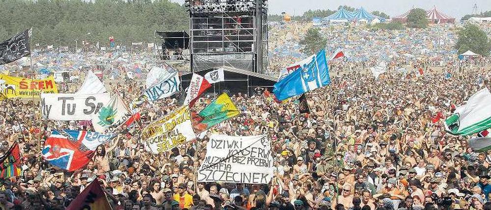 Die Hände zum Himmel. Gut 400 000 Musikfans, viele davon Touristen, besuchen jedes Jahr das Festival „Haltestelle Woodstock“ im polnischen Kostrzyn.