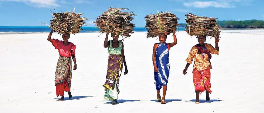 Mit Haltung. In vielen Ländern Afrikas lastet die Arbeit auf den Frauen. In Kenia ist das nicht anders. Foto: mauritius images