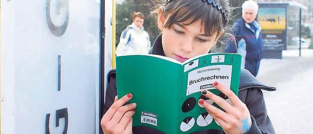 Anreise nach Stundenplan. Kinder, die keinen Platz auf einer weiterführenden Schule im Wohnbezirk erhalten haben, müssen sich auf lange Wege einstellen – wie die 35 Neuköllner Schüler, die demnächst nach Spandau pendeln sollen.