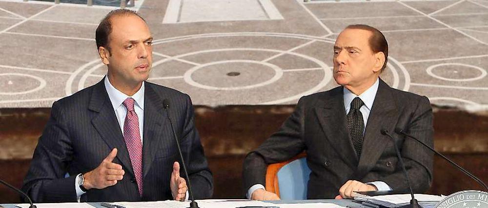 Wollte Ministerpräsident Berlusconi (r.) per Gesetz von der Strafverfolgung ausnehmen: Italiens Justizminister Alfano.