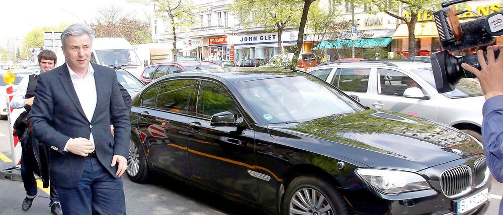 Sportwagen XXL. Wowereit steckt viel Kritik für seine Limousine ein.