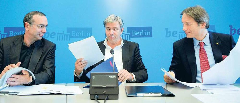 Gruppenbild mit Mediator. Finanzsenator Ulrich Nußbaum (rechts) und Wirtschaftssenator Harald Wolf (Linke) liegen überquer. Das letzte Wort hat der Regierende.