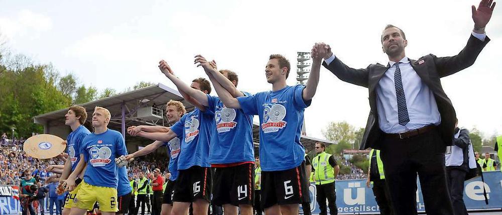 Da ist die Schale. Die Profis von Hertha BSC feiern zusammen mit Trainer Markus Babbel (r.) den Titel in der Zweiten Liga.