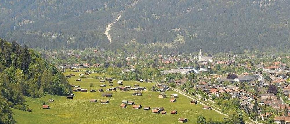 Nackte Kanonen. Das Panorama von Garmisch-Partenkirchen mit Schneewerfern.Foto: AFP