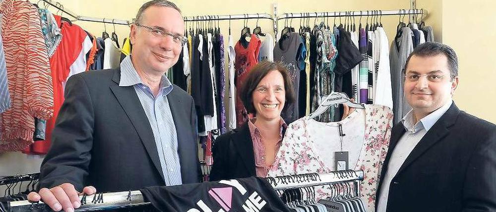 Jugendmode vom Jungunternehmer. Der 33-jährige Textilhersteller Vedat Güney (rechts) mit Wirtschaftssenator Harald Wolf und Integrationssenatorin Carola Bluhm.