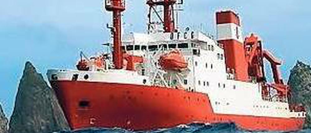 Schwimmendes Labor. Die „Sonne“ bei der Arbeit im Südpazifik vor Ata Island. Dort entdeckten Geoforscher Unterwasservulkane, deren Gestein Gold, Kupfer und Zink enthält.