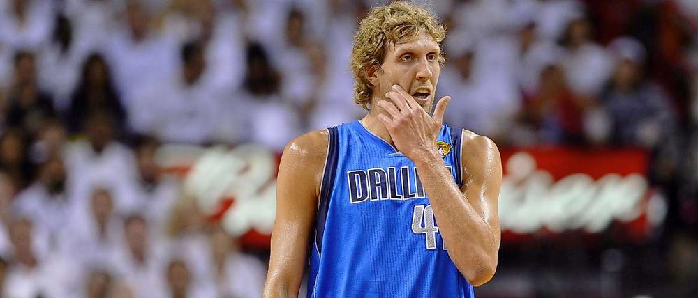 Dirk Nowitzki nachdenklich: Mit seinen Mavericks hat der Deutsche nicht nur Spiel eins der Finalserie gegen Miami verloren, sondern sich dabei auch noch am linken Mittelfinger verletzt.