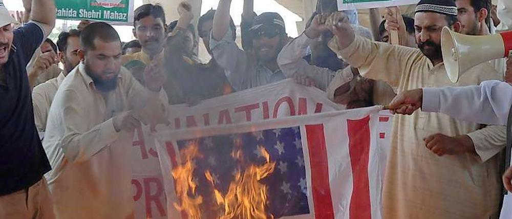 Mit dem Ansehen der USA ist es in Pakistan nicht sehr weit her. Wütende Pakistaner verbrennen eine US-Flagge.