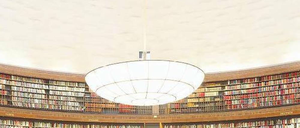 Hinan, hinan, ans Licht. Die Rotunde der Stadtbücherei Stockholm von Gunnar Asplund, eröffnet im März 1928 und Vorbild für spätere Bibliotheksbauten. Foto: © Roland Halbe