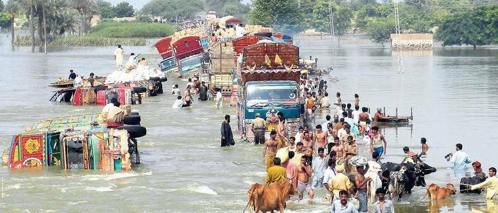 Erst die Flut, dann die Flucht. So sah es in Pakistan vor einem Jahr aus, Zigtausende mussten die überfluteten Regionen verlassen. Viele arme Familien haben bis heute kein neues Heim und leben in Notcamps. Foto: Matiullah Achakzai/dpa
