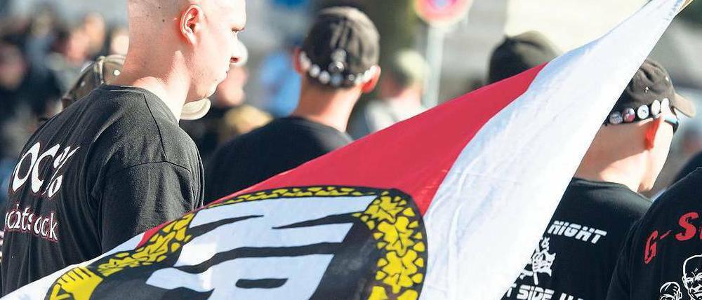 Gegen die Rechten. Noch immer ist die Politik uneins, ob und wie sie gegen die NPD – hier eine Demo in Peine im Juni – vorgehen kann.