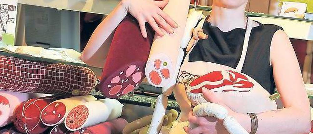 Darf’s ein bisschen mehr sein? Designerin Silvia Wald kennt nix. Als Fleischereifachverkäuferin zeigt sie in ihrer „Metzgerei“ selbst gerne mal ihre Stoffwürste her. Foto: Paul Zinken