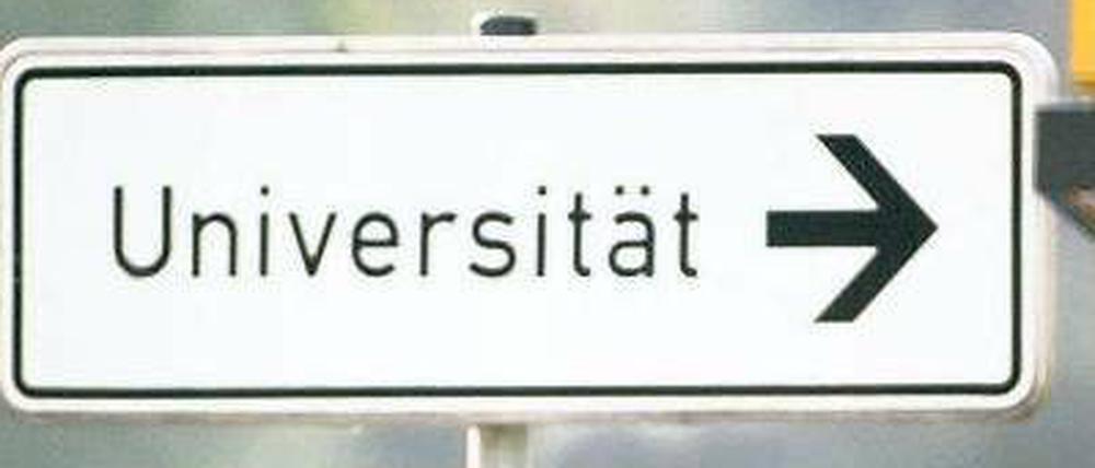 Wegweiser. Abiturienten, die am NC gescheitert sind, stehen noch viele Wege zum Studienplatz offen.