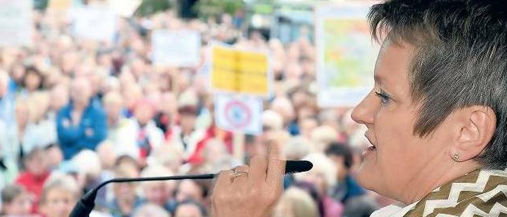 Bahnverbindungen verbessern statt fliegen. Die grüne Spitzenkandidatin Renate Künast sicherte auf dem Marktplatz in Friedrichshagen den Demonstranten ihre Unterstützung zu und riet ihnen, den Druck auf das Bundesumweltamt zu erhöhen.