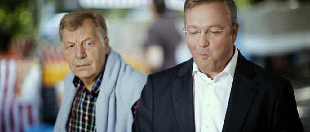 Was macht der denn da? Eberhard Diepgen (li.) huscht kurz durchs Bild, als Frank Henkel eine Kirsche isst.