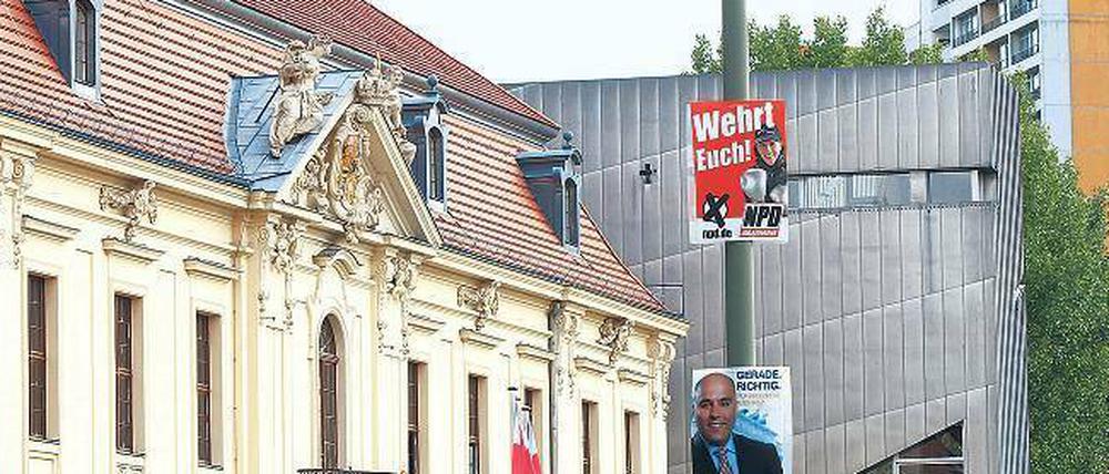 Provokante Nähe. Direkt vor dem Jüdischen Museum in Kreuzberg wirbt die NPD mit der Plakataufschrift: „Wehrt euch“. Wenige Meter weiter hängt das Plakat „Gas geben!“