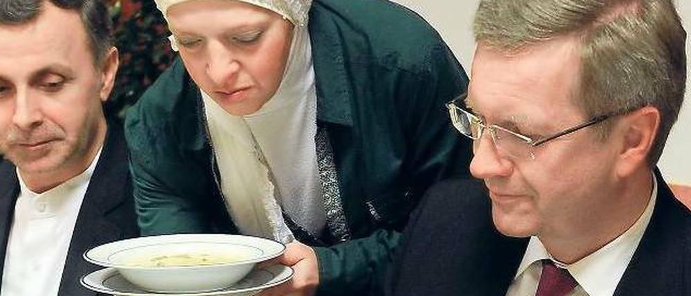 Guten Appetit. Bundespräsident Christian Wulff zu Gast beim Fastenbrechen.
