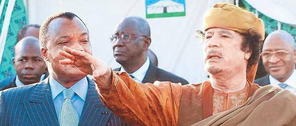 Mentor Afrikas. Gaddafi mit Kongos Präsident Nguessou.
