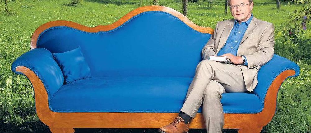 Der Moderator und sein Arbeitsplatz. Der Titel der neuen Literatursendung mit Wolfgang Herles stammt vom „blauen Sofa“, das bei Buchmessen Autorentreffpunkt ist. Herles kommt ohne Saalpublikum aus, trifft seine Gäste schon mal auf einem Gletscher. Foto: ZDF
