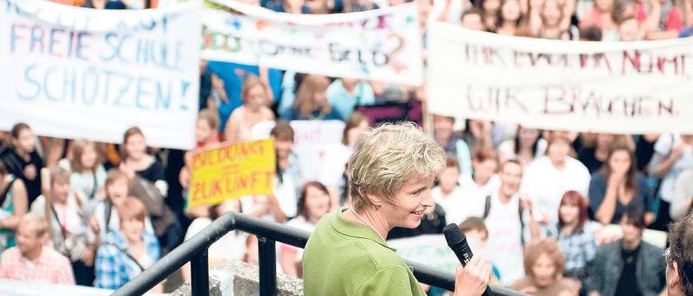 Schwerer Stand. Bei der Demonstration gegen geplante Mittelkürzungen bei freien Schulen am Mittwoch wurde Brandenburgs Bildungsministerin Martina Münch (SPD) ausgepfiffen.