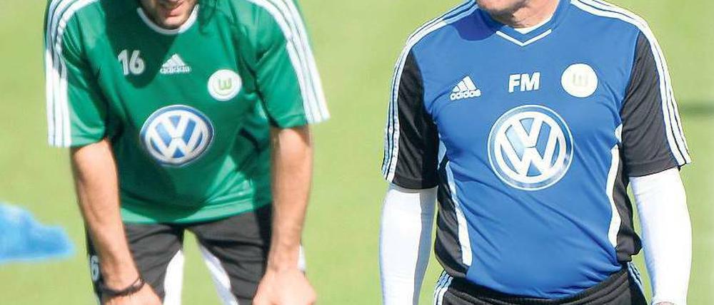 Wie heißt du noch mal? Magath sichtet die Neuen (hier Sotirios Kyrgiakos). Foto: dpa