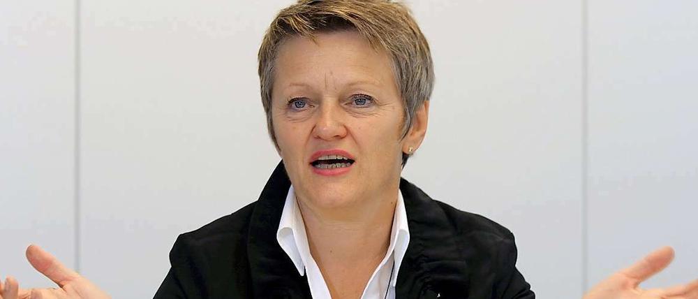 Die Berliner Spitzenkandidatin der Grünen für die Abgeordnetenhauswahl, Renate Künast, erwartet von der Wahl in Schwerin positive Folgen für ihren Berliner Wahlkampf. "Die Grünen in Mecklenburg-Vorpommern haben Geschichte geschrieben", sagte sie dem Tagesspiegel am Sonntagabend. "Die politische Landkarte ist jetzt überall grün." Das gebe den Grünen in Berlin "Rückenwind", sagte sie. "Darüber freuen wir uns natürlich sehr." Der Grünen-Fraktionschef im Abgeordnetenhaus, Volker Ratzmann, freut sich, dass seine Partei "eine historische Marke geknackt" habe und nun in allen Landtagen vertreten sei. Die Grünen in Mecklenburg-Vorpommern hätten dank einer motivierten Basis einen "Superwahlkampf" gemacht - das motiviere auch die Parteifreunde in Berlin zusätzlich.
