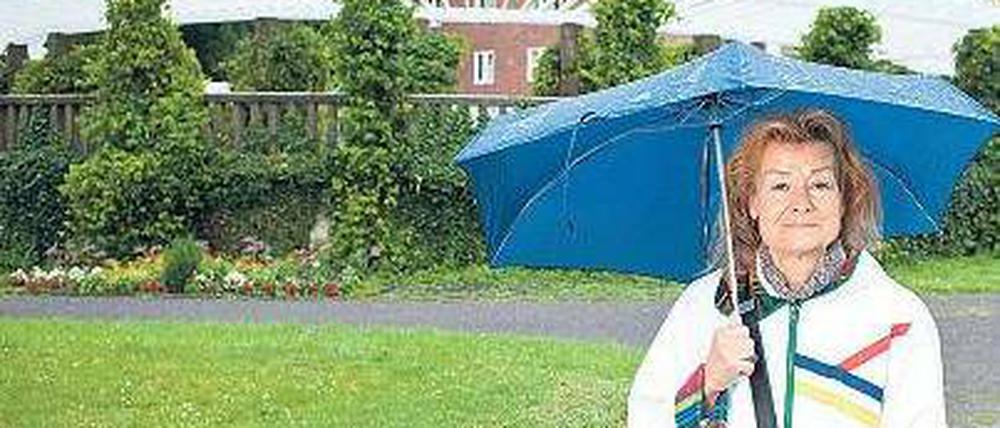 Am liebsten Spazierengehen. Ursula Engelen-Kefer am Zeltinger Platz in Frohnau. Foto: Georg Moritz