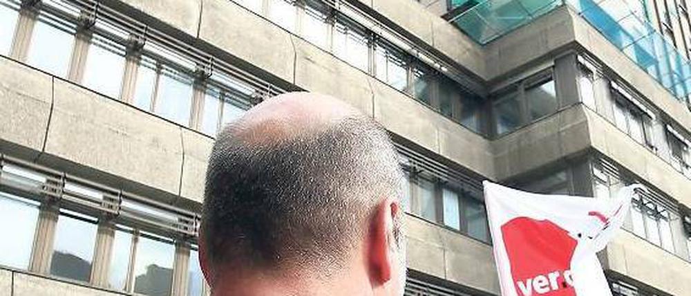 Protest. Streikende Mitarbeiter der Charité-Tochterfirma CFM demonstrieren am Montag vor dem Bettenhochhaus der Klinik in Mitte.