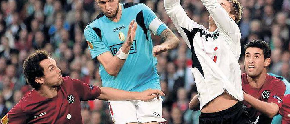 Ballnacht mit Tiefen und Höhen. Hannovers Torwart Ron-Robert Zieler (Zweiter von rechts) versucht, den Überblick zu behalten. Foto: dapd