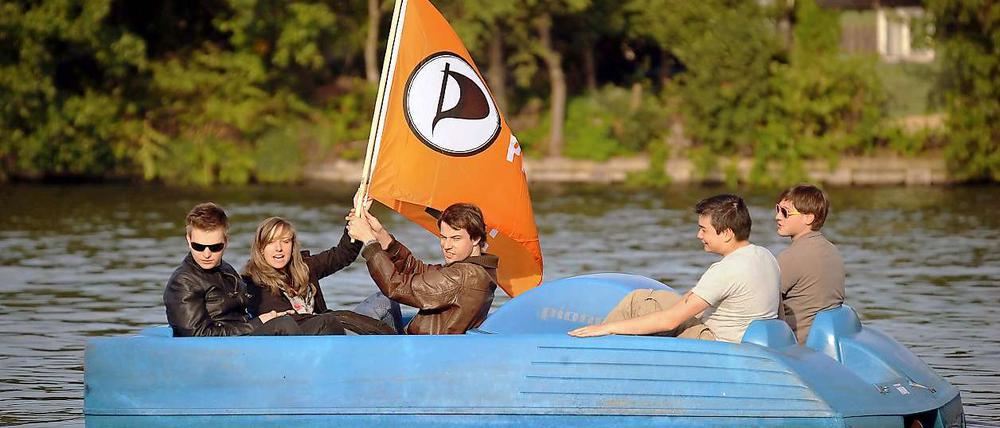 Hasardeure, Spaßpartei? Vielleicht ist es auch die Selbstinszenierung der Piraten, die das Misstrauen weiterhin groß erscheinen lässt.