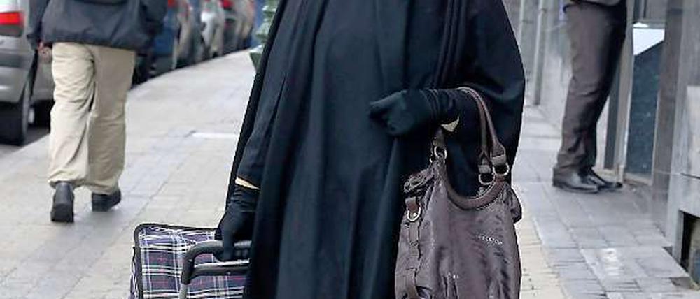 Zum ersten Mal mussten zwei Frauen in Frankreich eine Geldstrafe bezahlen, weil sie demonstrativ gegen das Verschleierungsverbot verstoßen hatten.