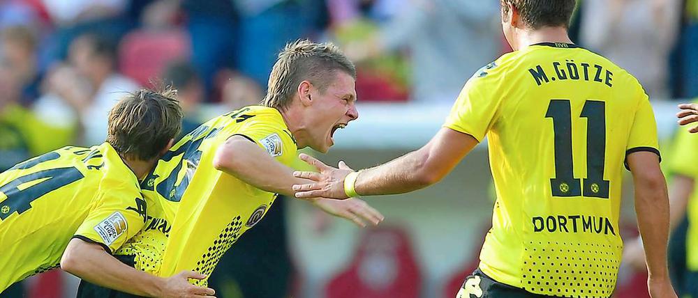 Die Freude war groß beim ehemaligen Herthaner Lukasz Piszczek (m.), nachdem ihm der späte Siegtreffer zum 2:1 gelungen war.