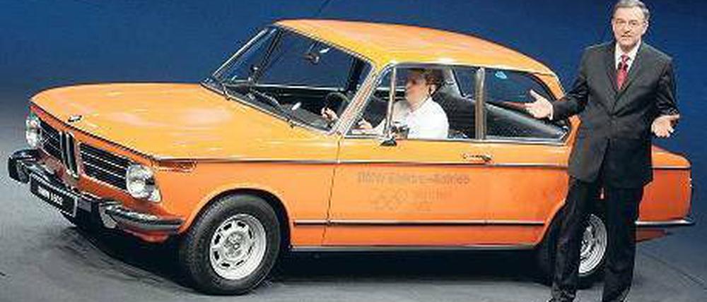 Lange Tradition. Das BMW 1602 Elektroauto war schon 1972 während des Marathonlaufs bei den Olympischen Spielen in München im Einsatz. BMW-Chef Norbert Reithofer zeigt es auf der diesjährigen IAA in Frankfurt am Main noch einmal. Foto: dpa