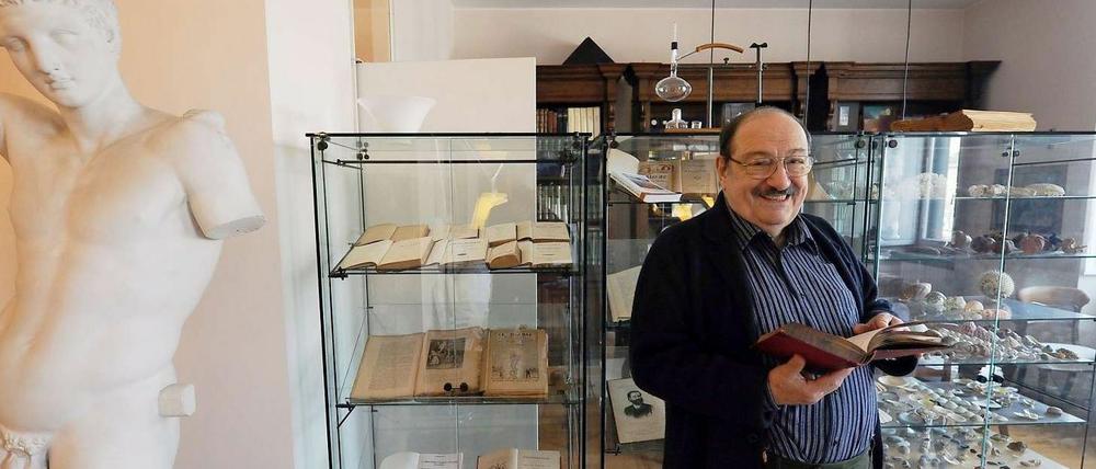 Zur Recherche ausschwärmen, zum Schreiben nach Hause. Umberto Eco in seiner Mailänder Wohnung im März 2011.