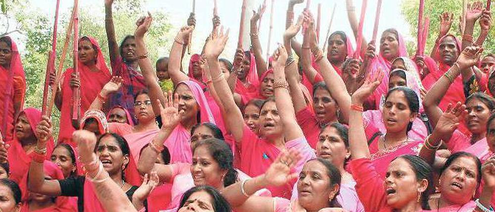 Gulabi-Gang ganz in Rosa. Gulabi heißt rosa. Eine Ironie der Frauen auf den Anklang von Sanftheit und Wärme der Farbe.