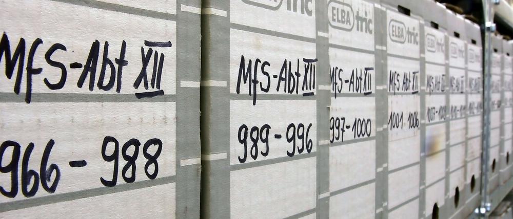 Bis 2035 werden Mitarbeiter im öffentlichen Dienst nun auf eine mögliche Stasi-Mitarbeit überprüft, das ist jetzt in durch die Novellierung des Stasiunterlagengesetzes festgehalten.