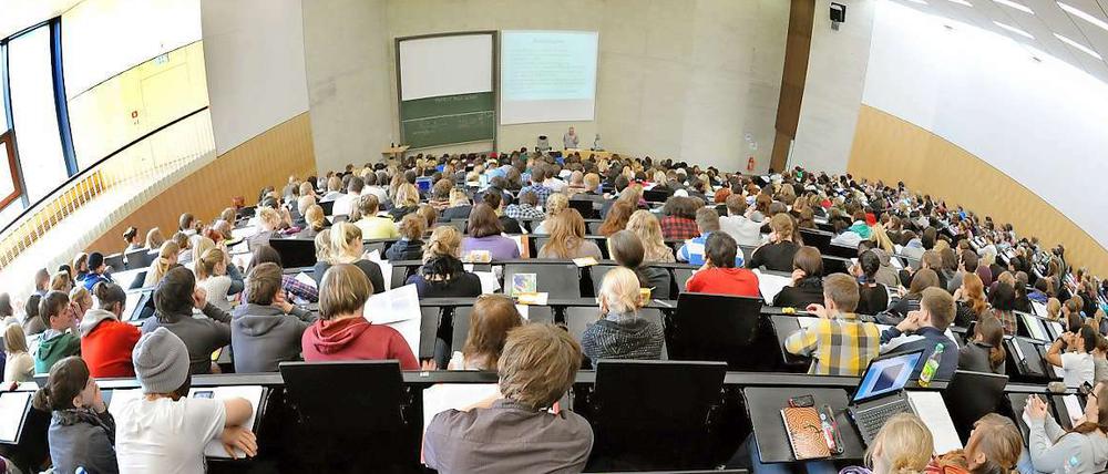 Noch nie gab es in Deutschland so viele Studierende, nämlich fast 2,3 Millionen, wie zu Beginn des Wintersemesters 2011/2012.