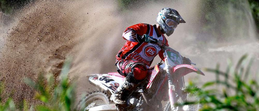 Mit Nagelbrettern und Stacheldraht gehen Unbekannte gegen die Motorsportler vor.