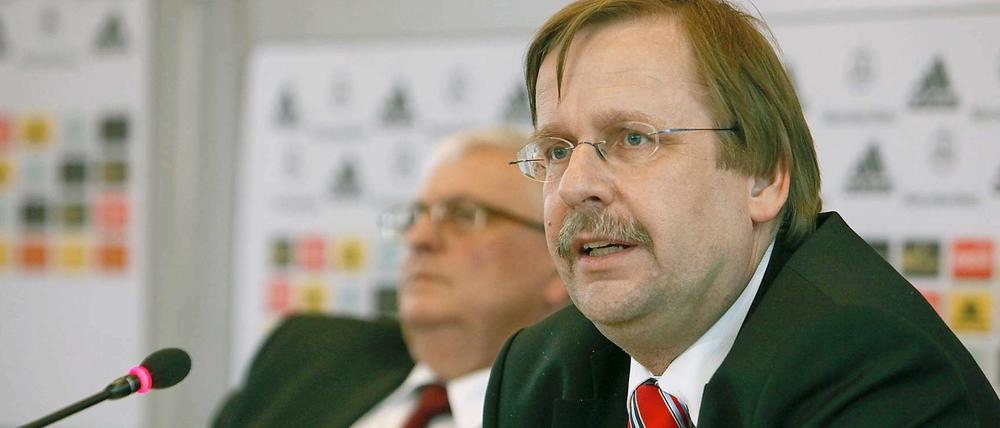 Roland Koch (vorn) und Theo Zwanziger reden derzeit offenbar aneinander vorbei.
