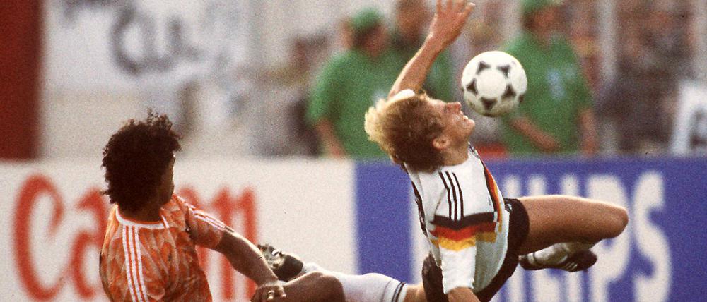 Hart zur Sache: Jürgen Klinsmann (rechts) wird von Frank Rijkaard im EM-Halbfinale 1988 unfair gebremst.
