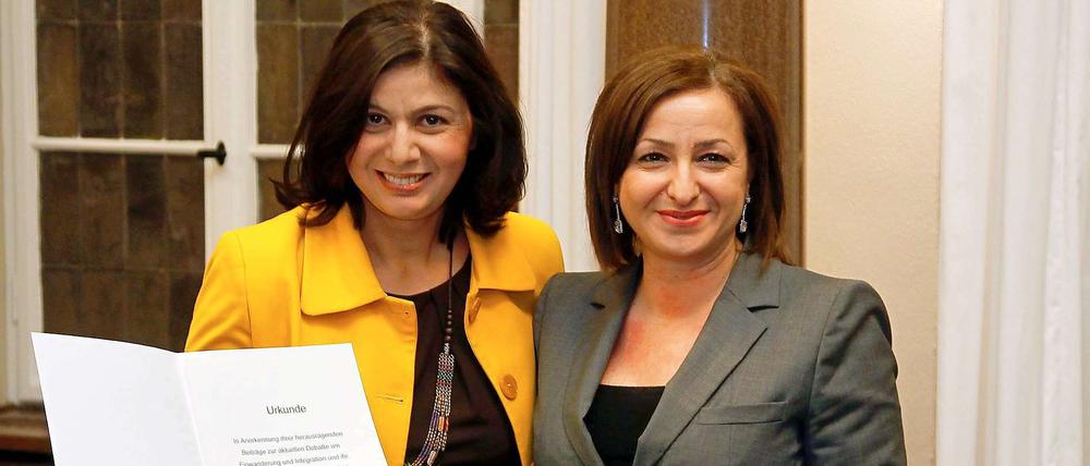 Ausgezeichnet: Buchautorin und Tagesspiegel-Kolumnistin Hatice Akyün (li.) erhielt den Integrationspreis aus den Händen von Integrationssenatorin Dilek Kolat (SPD).