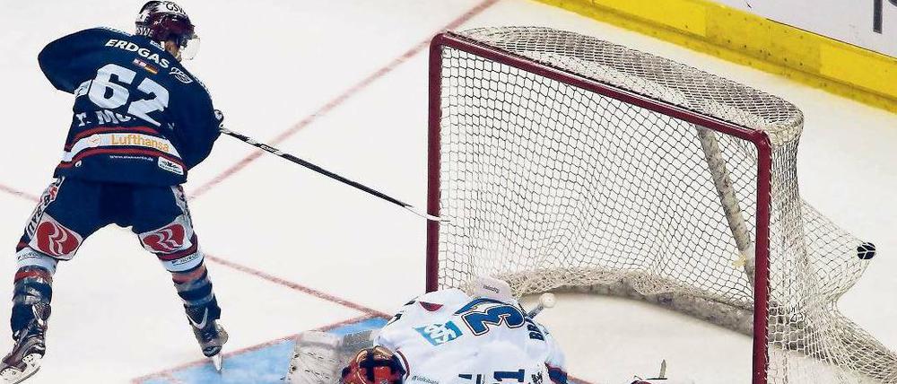 Das Beste zum Schluss. Tyson Mulock verwandelt gegen Mannheim den entscheidenden Penalty.